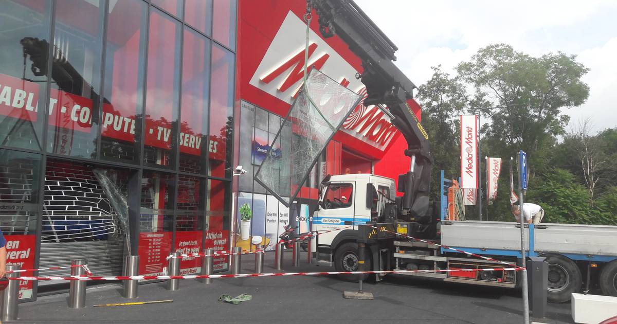 gebrek Notitie spoor Overvallers plegen ramkraak op Media Markt in Den Bosch | Den Bosch, Vught  | bd.nl