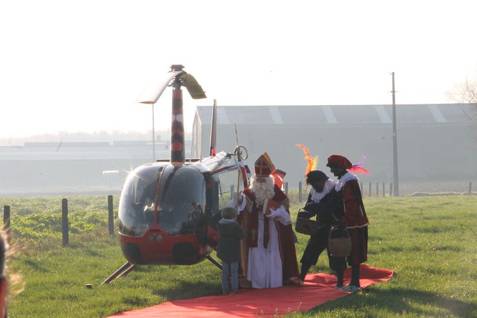 Intrede van de Sint met de helikopter bij basisschool De Talententuin in Lendelede.