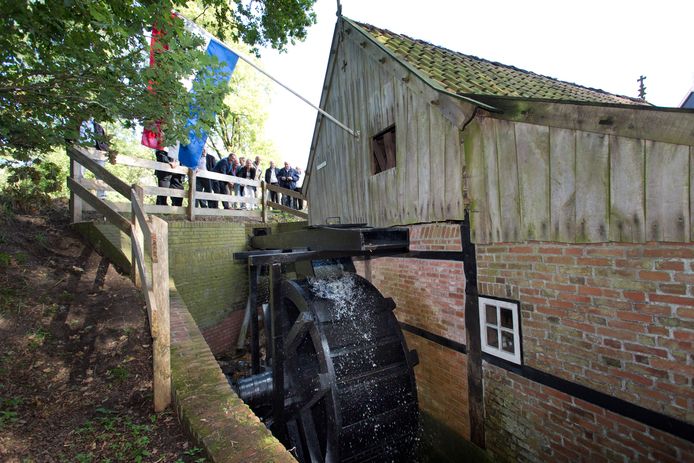 Onder het toeziend oog van vele genodigden zette het water het rad van de gerestaureerde watermolen De Mast in Vasse weer in beweging