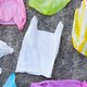 Ik ben zo’n vrouw met een tas gevuld met plastic tasjes