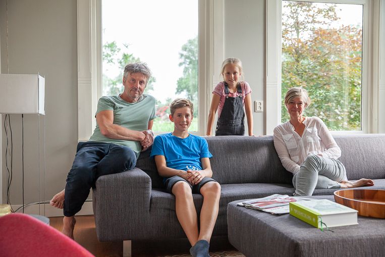 Michiel Jansen en Pernille Claessen in Zeerijp met hun kinderen Jules en Nys.  Beeld Harry Cock