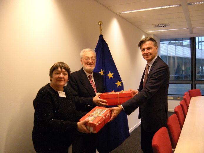 Patric Gorrebeeck (midden) gaf 850 vredeskaarten af aan Stefaan De Rynck (rechts), de vertegenwoordiger van de Europese Commissie in België