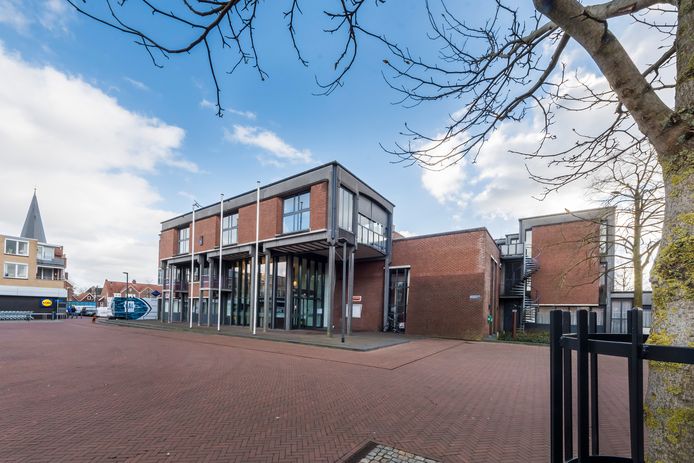 Het gemeentehuis van Borne. Voorbij de ingang linksaf bevindt zich het Sociaal Hus.