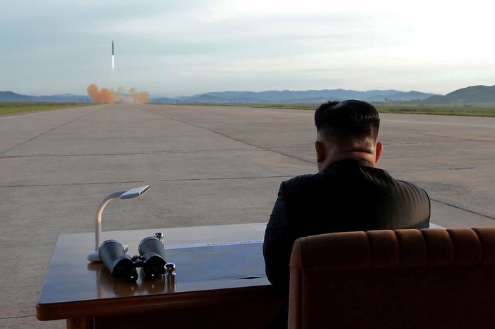 De Noord-Koreaanse leider Kim Jong-un woont de lancering van een kernraket bij.