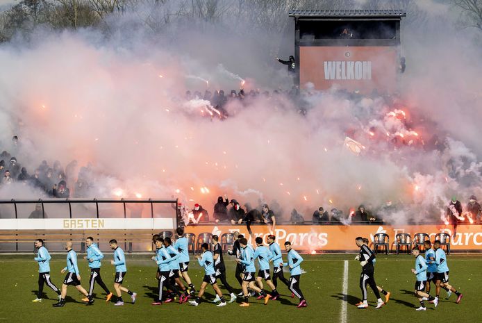 Feyenoord wordt onthaald door de fans.