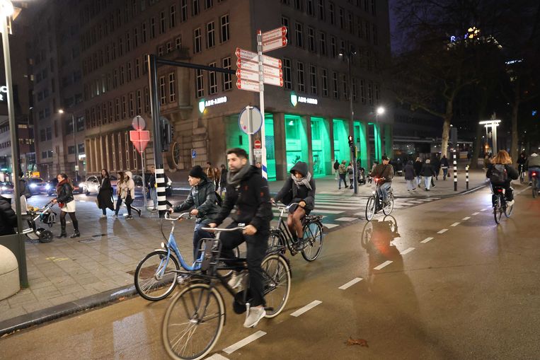 Fietsers op de Coolsingel, vorige week. Ook de gemeente Rotterdam wil op bijna alle stadswegen de maximumsnelheid verlagen naar 30 kilometer per uur. Dat zou verkeersdoden schelen. Beeld ANP