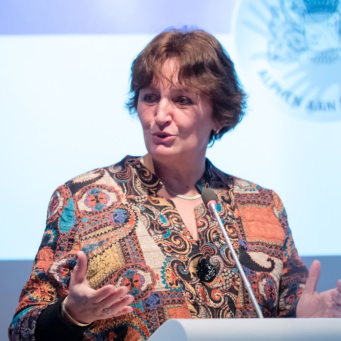 Burgemeester Liesbeth Spies in de raadzaal van de gemeente Alphen aan den Rijn, archieffoto.