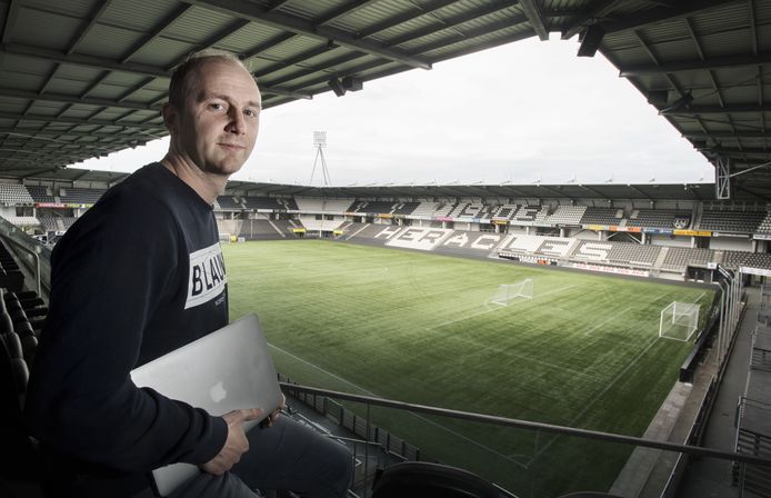 Heracles-innovatiemanager Ivar Hageman heeft veel contact met FC Dordrecht-collega Leon Vlemmings.