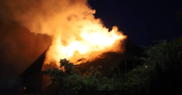 Nablussen van grote brand in seksclub Wadenoijen gaat nog uren duren.