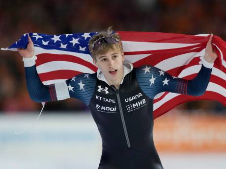 Sensationele Jordan Stolz voltooit unieke WK-hattrick op schaatsmijl, zilver Kjeld Nuis, brons Thomas Krol