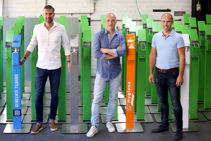 Thijs van der Hilst, John Geerts en Bart de Jong (vlnr) met de dispenserpalen.