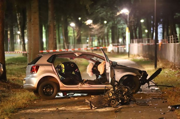 De auto na de enorme klap tegen een boom in Apeldoorn.