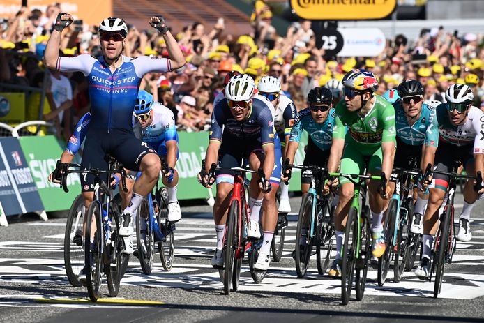 Wout van Aert ziet Fabio Jakobsen op de meet nog voorbijsnellen