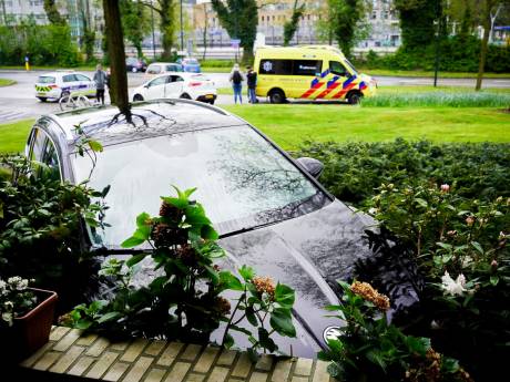 Auto schiet tegen muurtje op Laan van de Mensenrechten in Apeldoorn