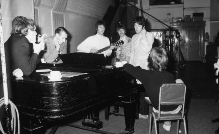 'Tijdens de eerste ontmoeting tussen George Martin en The Beatles, was de wederzijdse argwaan tastbaar. Toen Martin informeerde of hen iets niet beviel aan de set-up in de studio, sneerde George Harrison: 'Ja: jouw das.’ Beeld 