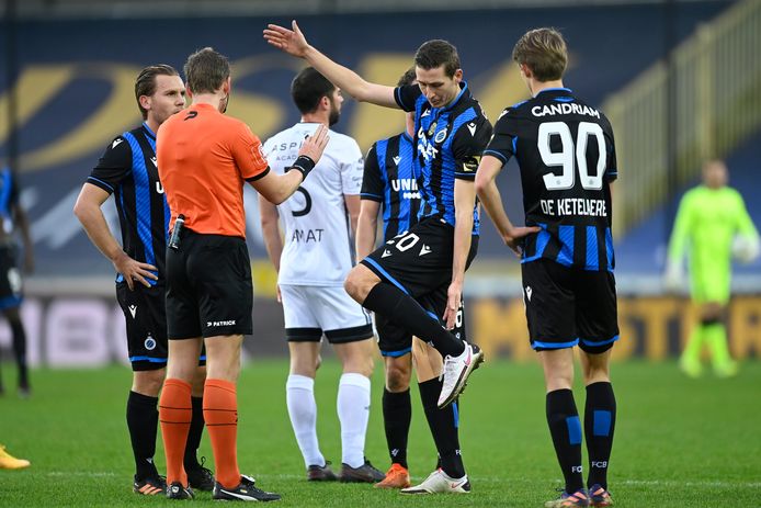 BRUGGE, BELGIUM - DECEMBER 26 : Hans Vanaken midfielder of Club Brugge in discussion with referee Nathan Verboomen after a red card during the Jupiler Pro League match between Club Brugge and KAS Eupen at the Jan Breydel stadium on December 26, 2020 in Brugge, Belgium, 26/12/2020 ( Photo by Nico Vereecken / Photo News