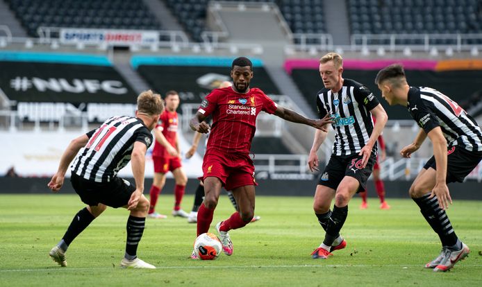 Georginio Wijnaldum probeert een opening in te vinden tussen drie spelers van Newcastle United.