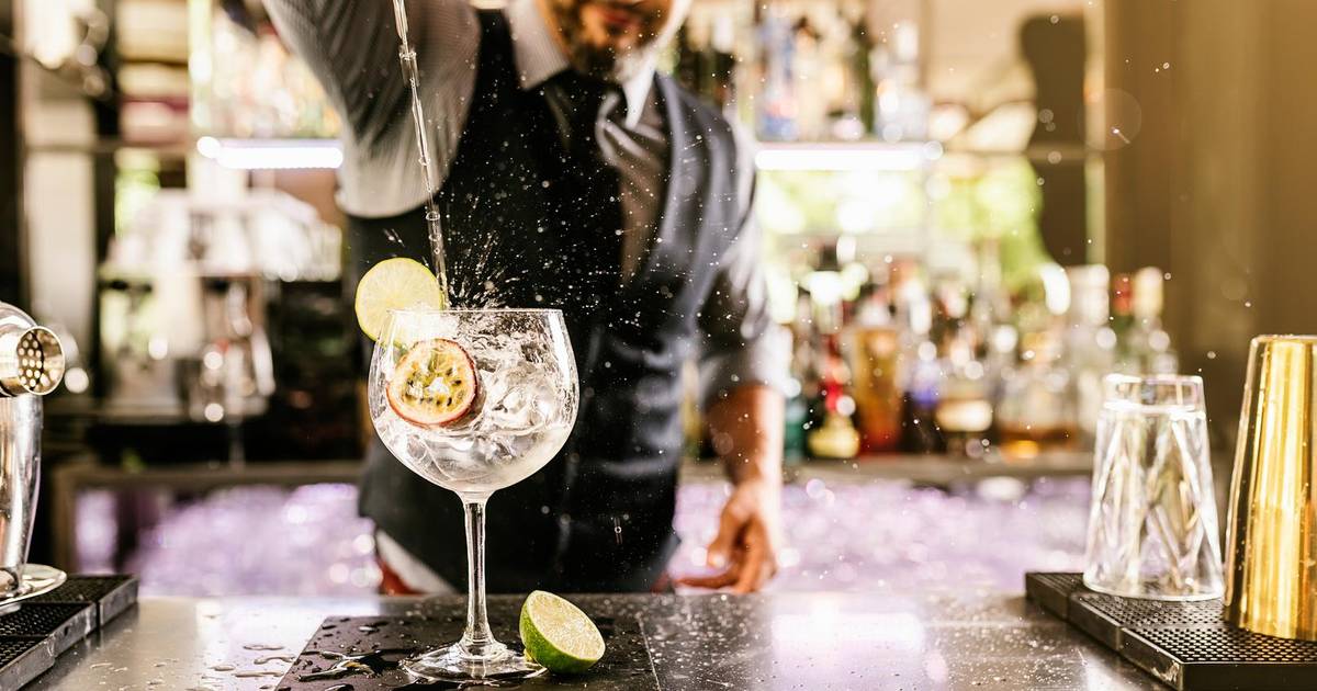 Le barman a un arrière-goût amer : boire un verre lui coûte son travail et son salaire mensuel |  À l’étranger