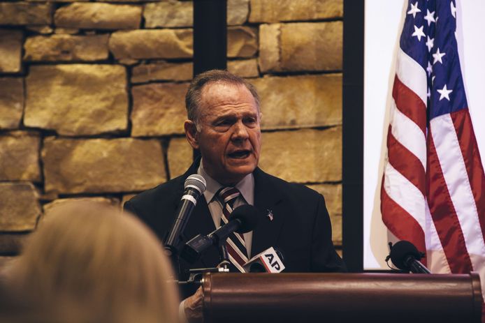 Roy Moore is kandidaat-senator voor de staat Alabama. Hij is de voormalige opperrechter van het hooggerechtshof van Alabama.