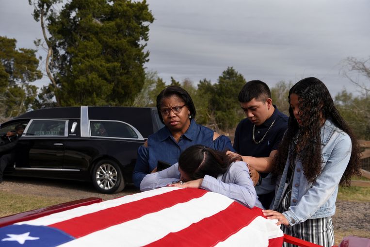 Een Amerikaanse familie neemt afscheid van hun aan Covid-19 overleden vader en echtgenoot. Foto van begin dit jaar. Beeld REUTERS