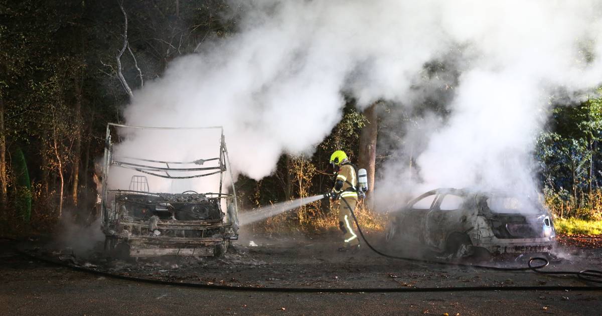Auto en camper volledig uitgebrand op Brielse Maas in Oostvoorne