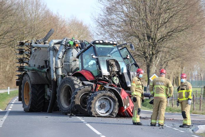 De tractor raakte flink beschadigd.