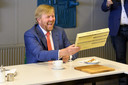 Willem-Alexander is blij met zijn cadeau.