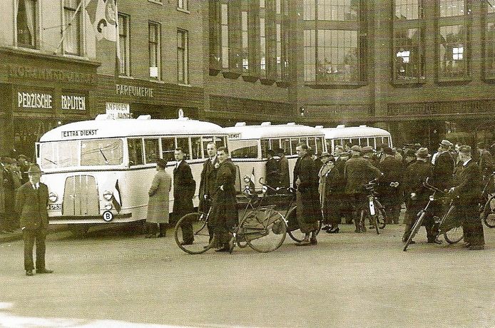Presentatie van drie trambussen bij Vroom & Dreesmann in 1937. Fotobron: boek Ferry Bosman “Tussen Arnhemse lijnen”.