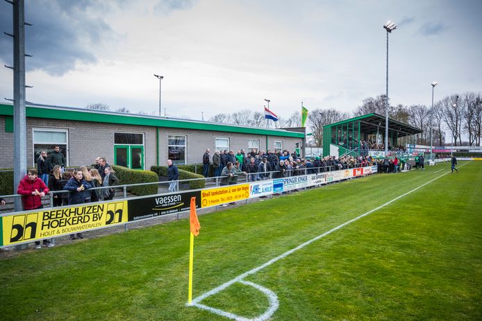 Vanuit de kantine van OWIOS zijn delen van het veld zichtbaar. Maar de liefhebbers kunnen zaterdag de derby tegen VSCO'61 ook in het clubhuis volgen op een scherm, of vanaf het terras. Langs de lijn mogen alleen functionarissen staan.