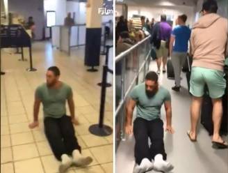 Verlamde man sleept zich met armen voort door luchthaven nadat rolstoel wordt kwijtgespeeld