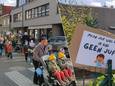 Zo'n 100 leerlingen en leerkrachten van basisschool 't Klavertje trokken in ondergoed door de straten. / De school maakte protestborden met duidelijke boodschappen.