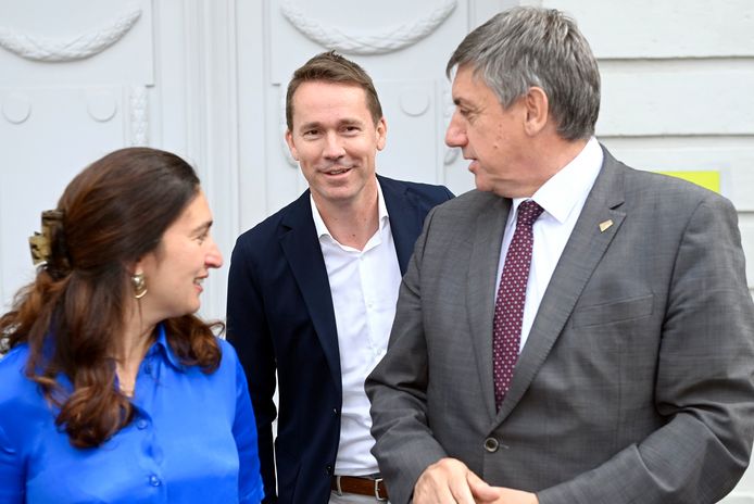 Vlaams minister voor Omgeving Zuhal Demir (links), minister voor Economie en Landbouw Jo Brouns (midden) en minister-president Jan Jambon (N-VA)