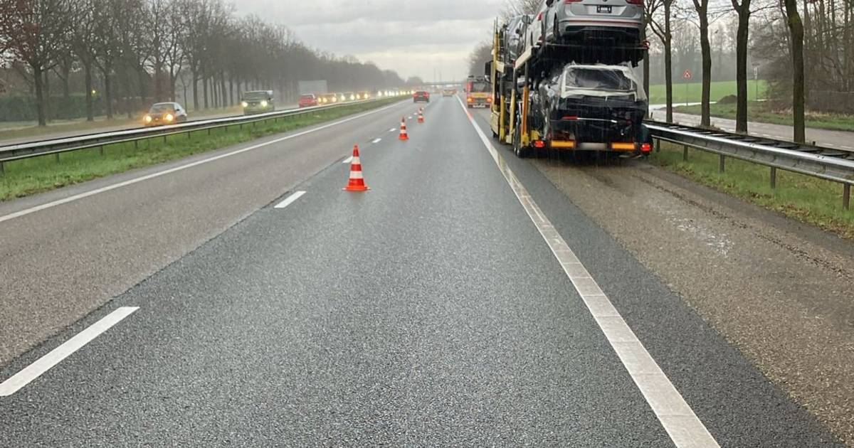 Vrachtwagen met pech op de A58 leidt tot file waarin ongeval gebeurt.