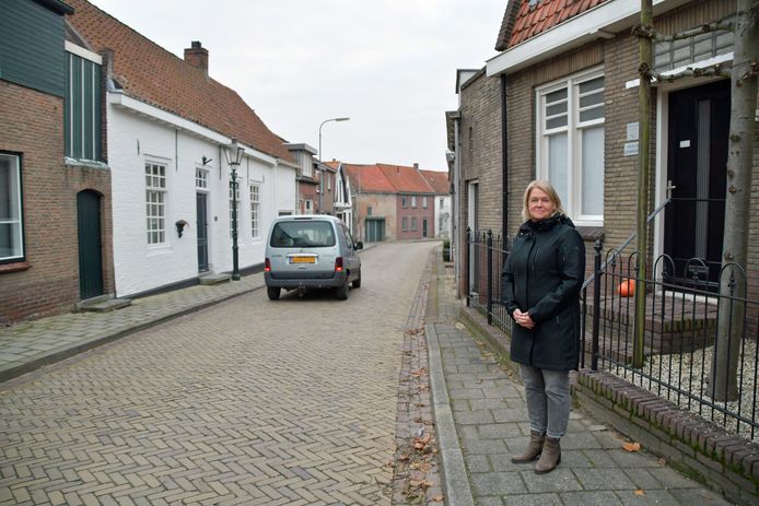 Aafke van Brug is een van de buurtbewoners aan de Oudestad en Burgemeester Maarleveldstraat die genoeg heeft van de vele vrachtwagens die door dit oude stukje van Biervliet rijden.