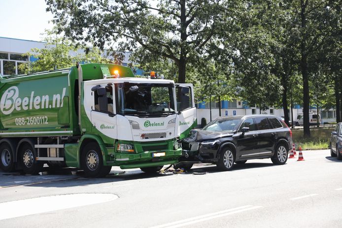 Bij de botsing raakten beide voertuigen beschadigd.