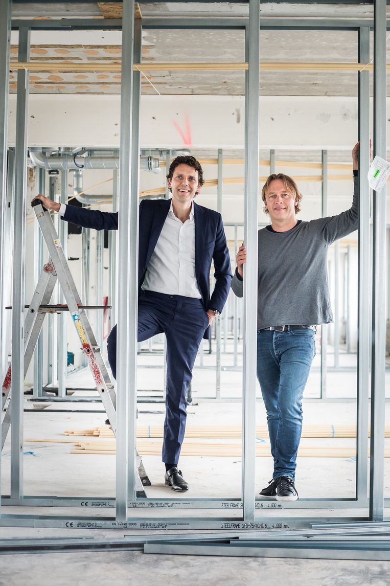 Hans Meyer (rechts) met zakenpartner Marc Jongerius op de bouwwerf van de eerste Zoku aan de Amsterdamse Weesperstraat Beeld Mats van Soolingen