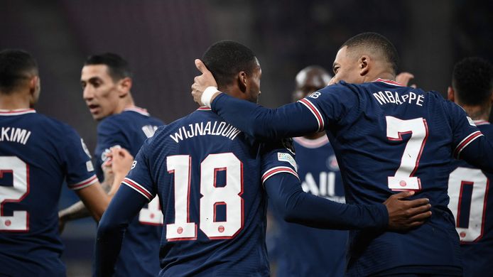 Georginio Wijnaldum viert zijn treffer met Kylian Mbappé.