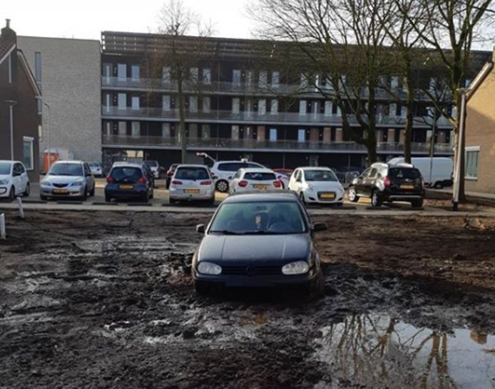 De bestuurder reed zichzelf vast in een modderpoel aan de Tobias Asserlaan.