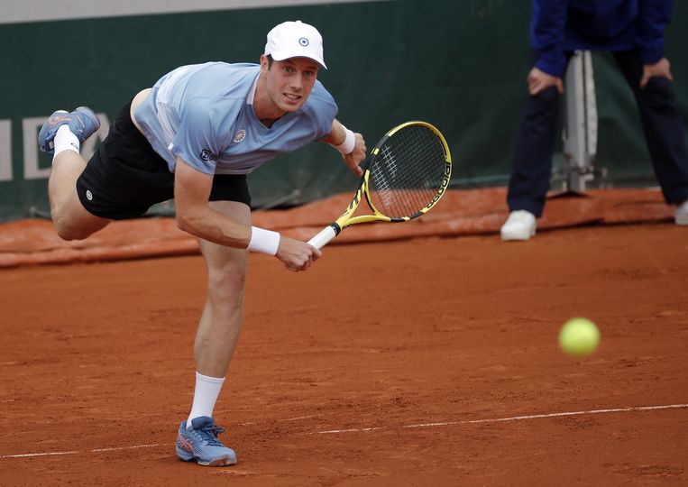 Botic Van de Zandschulp zondag tijdens zijn partij tegen de Rus  Pavel Kotov  in de eerste ronde van Roland Garros Beeld CHRISTOPHE PETIT TESSON/EPA