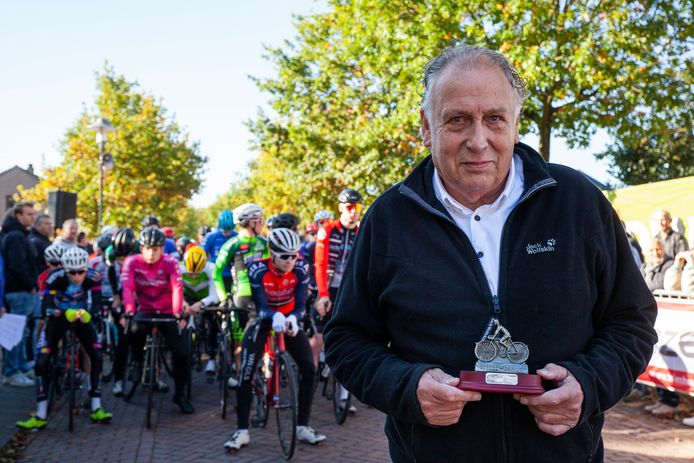 Wielerfanaat en mede-initiatiefnemer Klassieker Hil en Moer Henk Meijers (78) werd zondag gehuldigd.