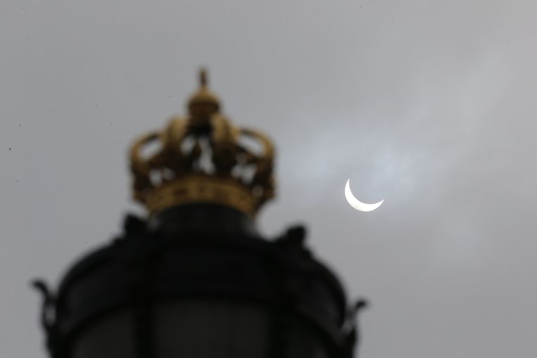 In Brussel schijnt de zon heel even door de wolken heen. Beeld BELGA