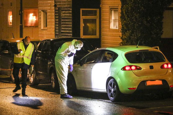 De politie doet onderzoek aan de Rhijnauwensingel in de wijk Beverwaard waar twee doden vielen.