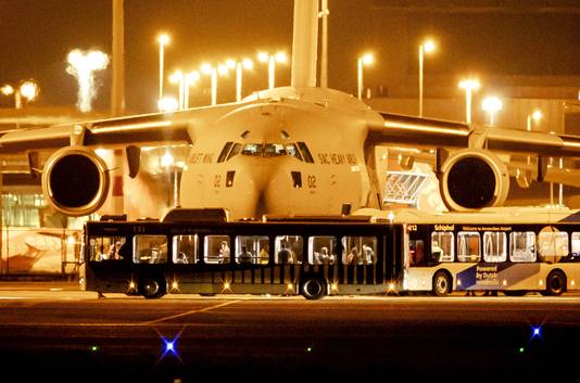 Het eerste vliegtuig met onder andere 16 Belgische en 35 Nederlandse evacués uit Afghanistan na de landing op Schiphol. 