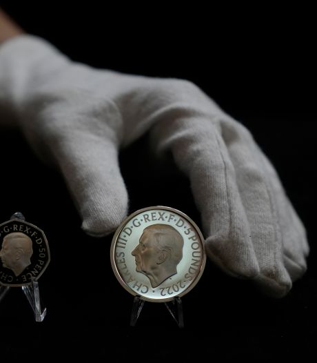 Nieuwe Britse munten met portret van koning Charles onthuld