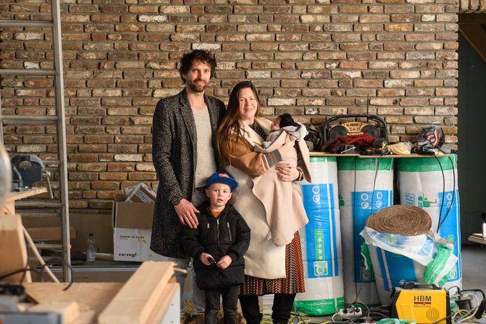 Corné Zwarteveld en Ashley Boedrie met Mason (4 jaar) en Zara-Lyzz (4 weken) in hun droomboerderij in aanbouw.
