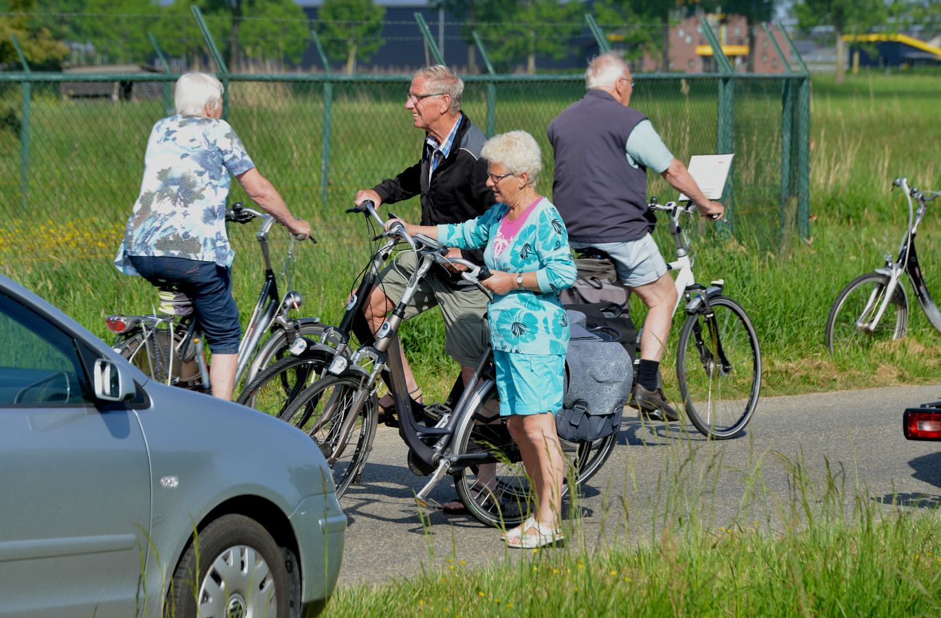 Ouderen wandelen en fietsen relatief veel, en bleven dat ook tijdens de lockdowns gewoon doen.