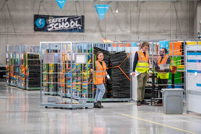 tyfoon vezel Mobiliseren Eerste Amazon-depot van België in Antwerpen geopend: “Nu nog rustig, maar  zal snel veranderen naarmate kerst dichterbij komt” | Antwerpen | hln.be