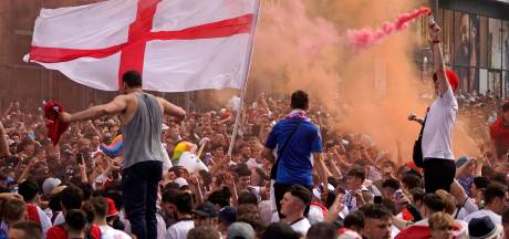 Engelse fans bestormen Wembley en overlopen stewards; tientallen arrestaties 