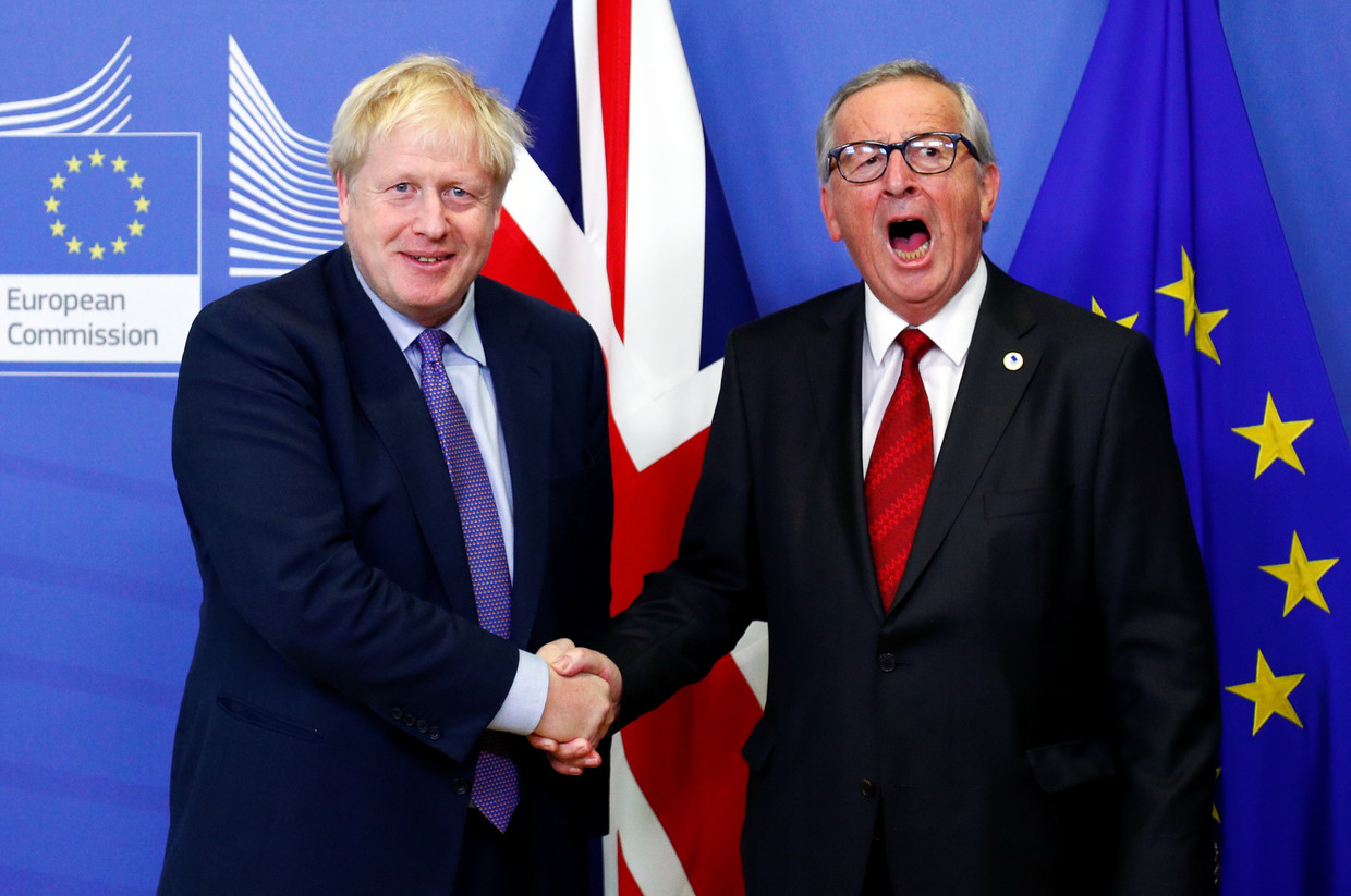 De Britse premier Boris Johnson en de voorzitter van de Europese Commissie Jean-Claude Juncker presenteren hun Brexit-deal. 