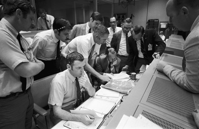 De controlekamer van de Nasa in Houston, 15 april 1970, waar wordt gestudeerd op de landingsplek in de Stille Oceaan.  Beeld Nasa